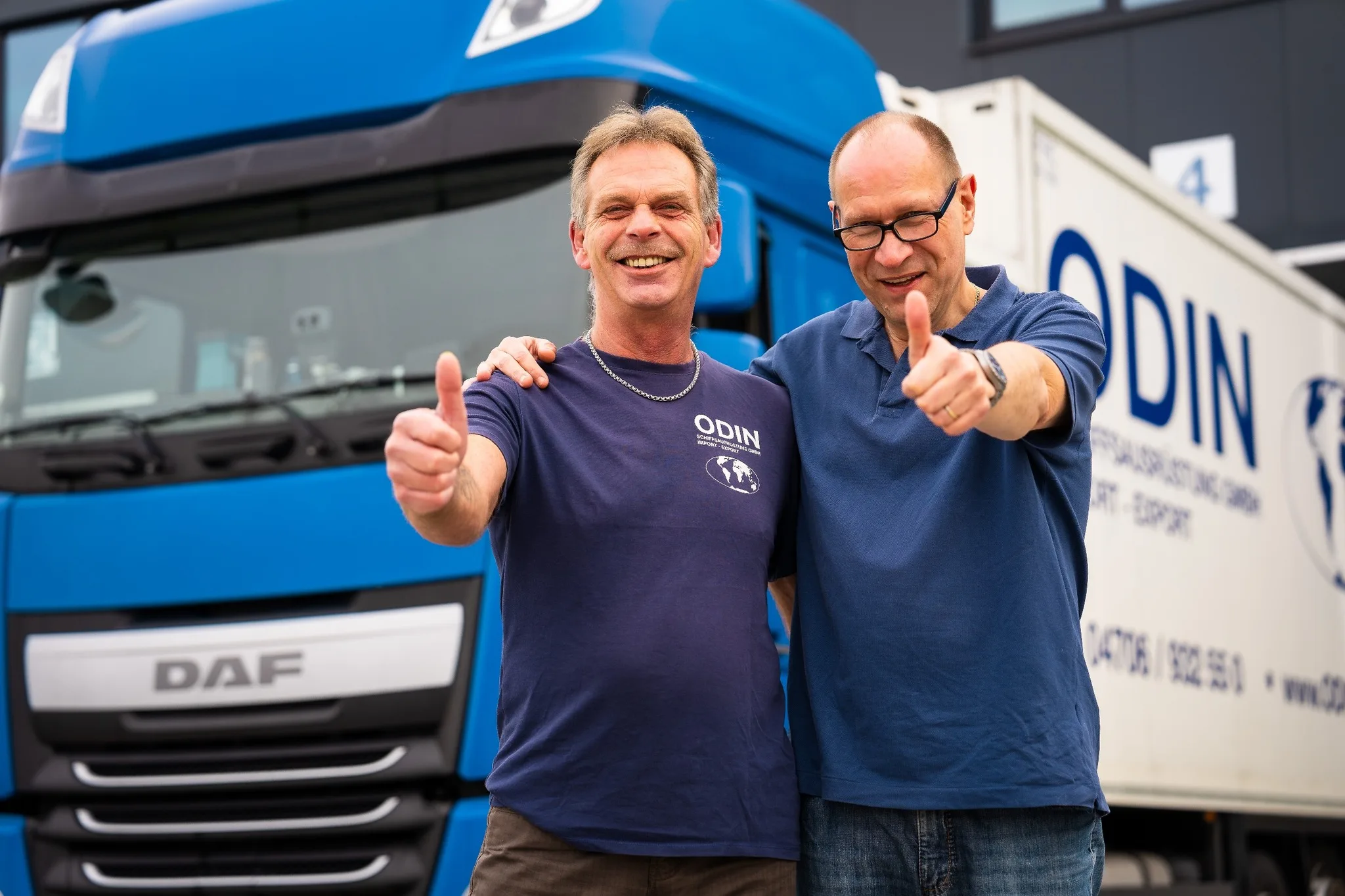ODIN-Mitarbeiter vor dem LKW